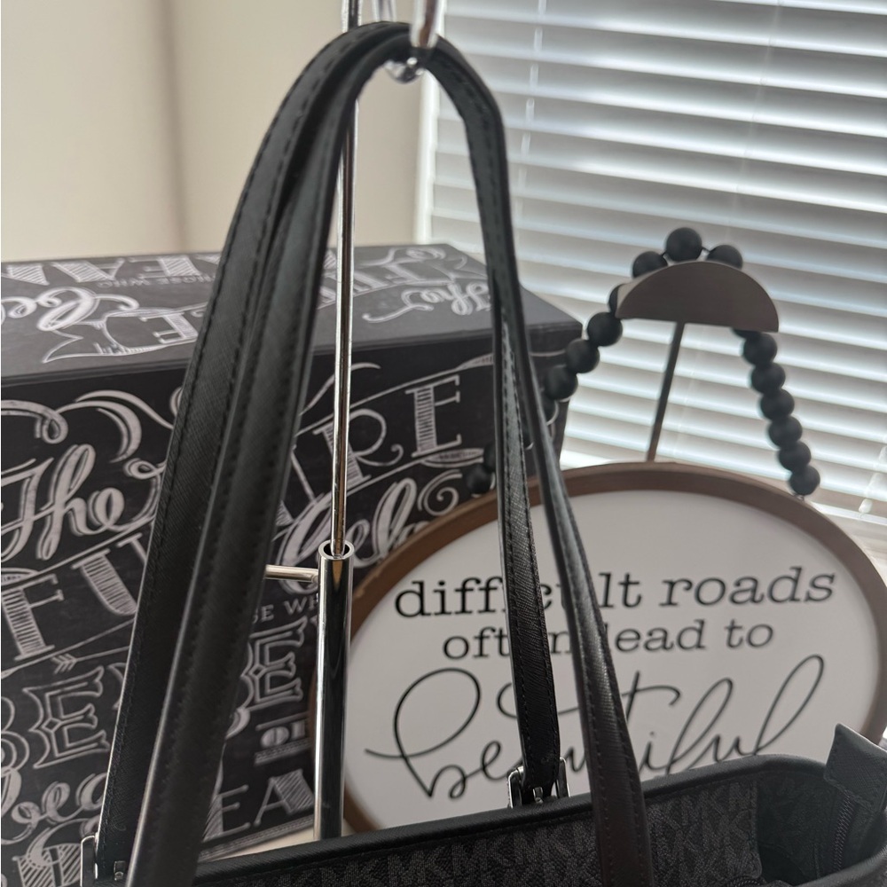 EUC MICHAEL Michael Kors Jet Set Large Logo Pocket Tote Bag in black and grey - Picture 3 of 6